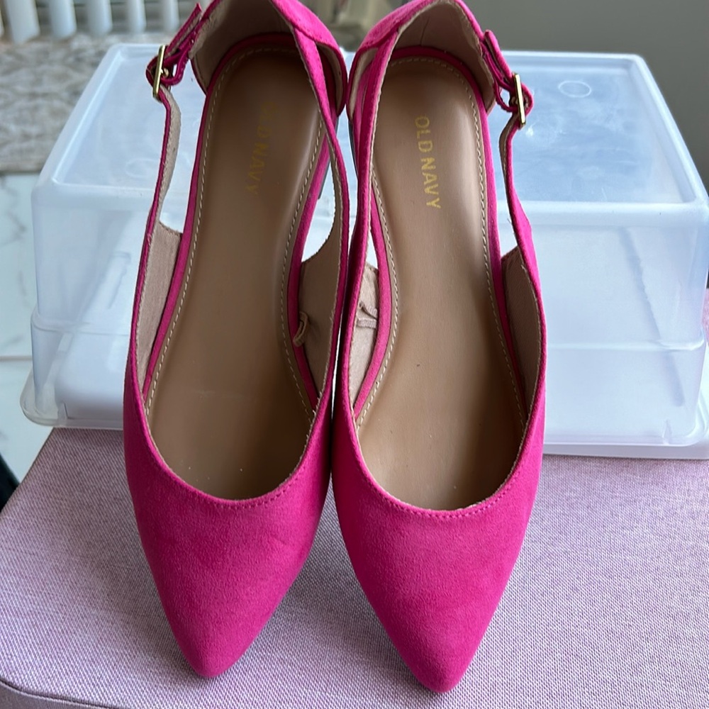 Old Navy Pretty Pink flats with small buckle on the side. Excellent condition